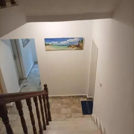 Къща за гости Family House Victoria' Garden *