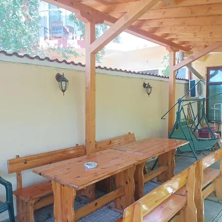 Къща за гости Family House Victoria' Garden *